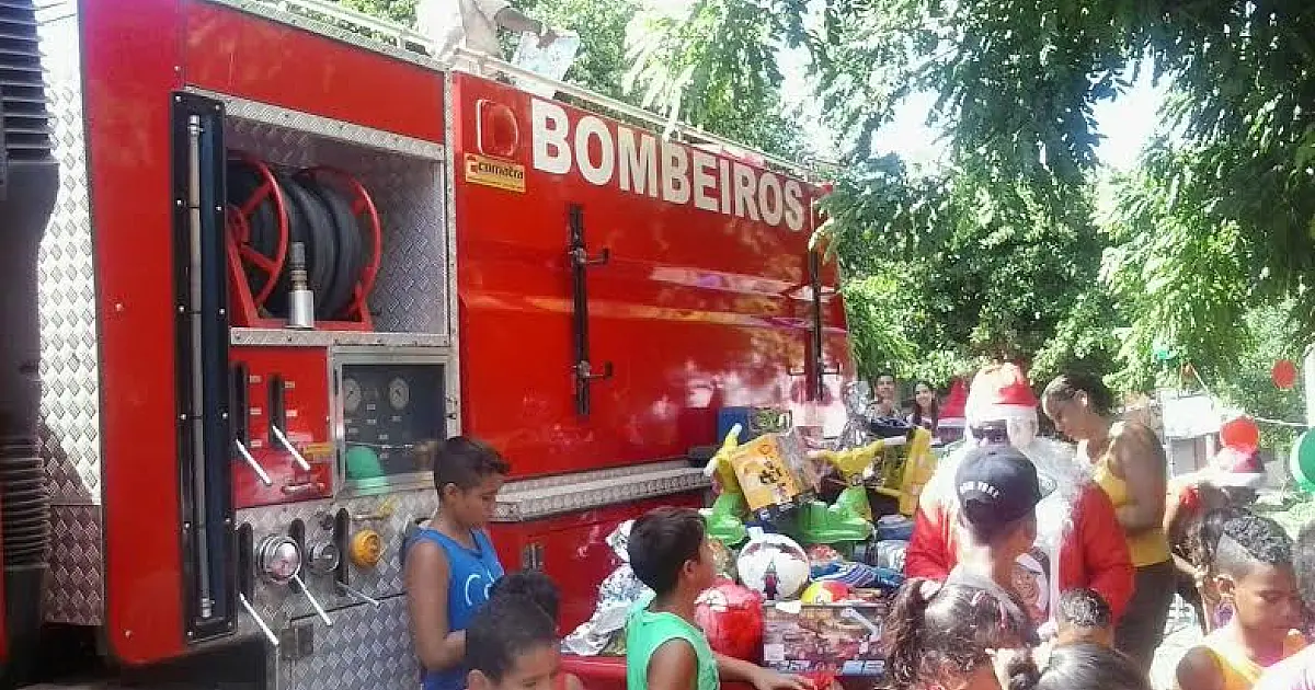 Crianças do Borroswki recebem Papai Noel