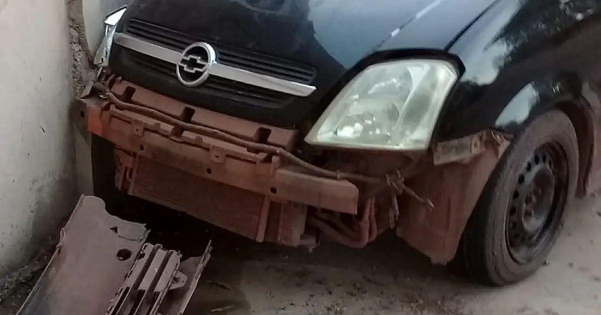 Motorista grávida colide contra muro