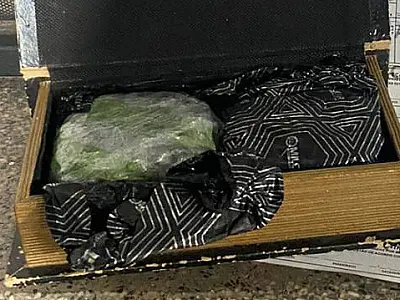 Fiscalização flagra encomenda com livro falso recheado de maconha