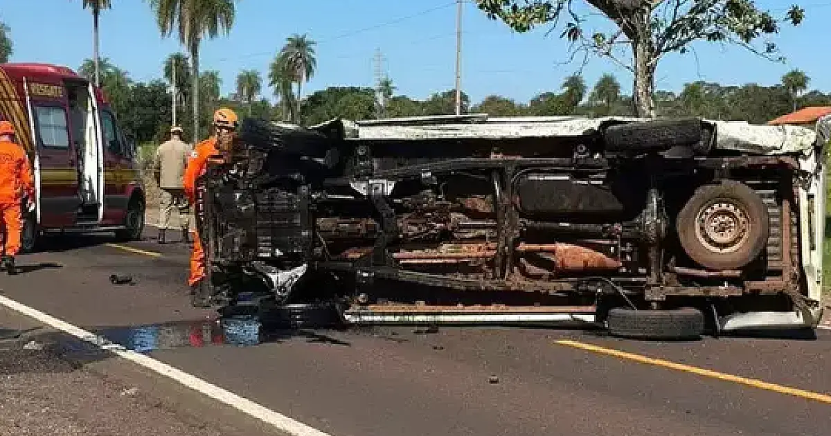 Servidor morre em colisão entre camionete e carreta na BR-262