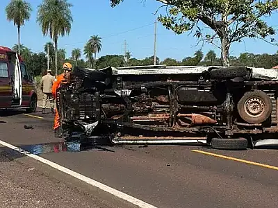 Servidor morre em colisão entre camionete e carreta na BR-262