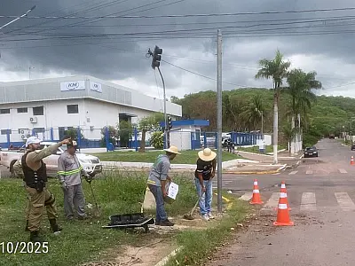 Chuvas e ventos fortes danificam semáforos e sinalizações em Corumbá