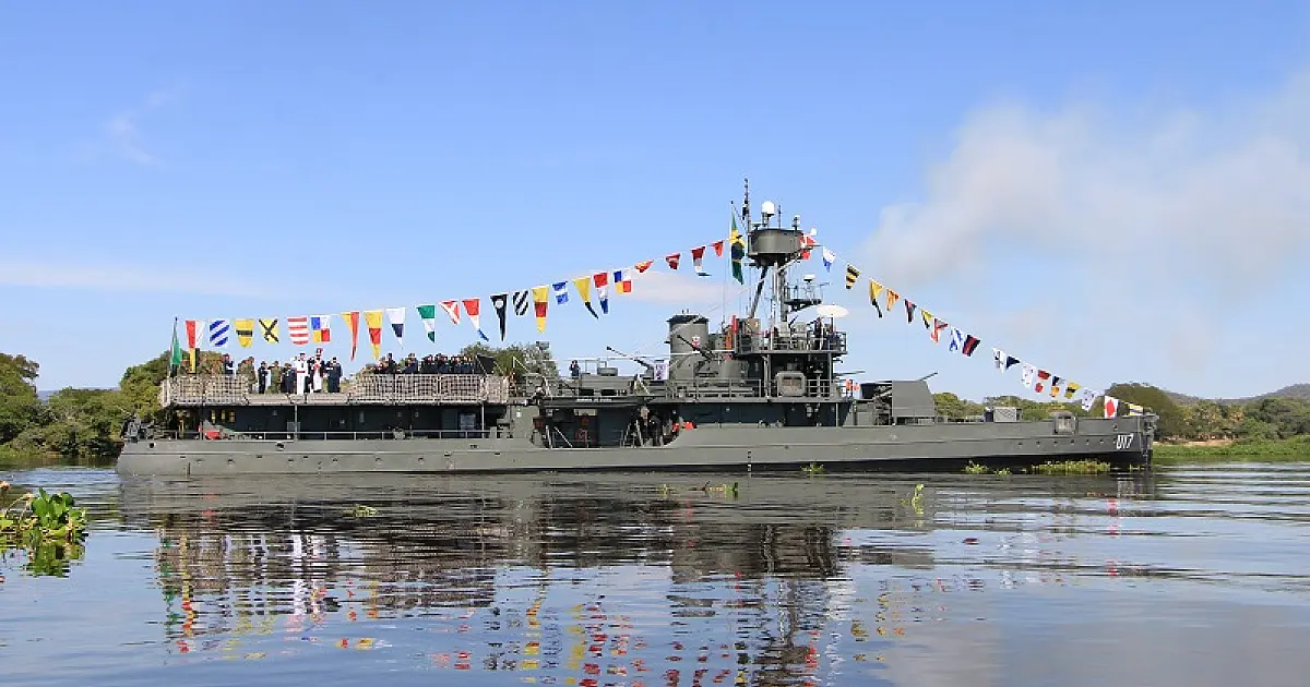 Navio mais antigo da Marinha em atividade abre para visitação pública e Corumbá