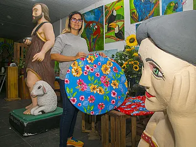 Artistas do Carnaval vão decorar o Arraial do Banho de São João 2025