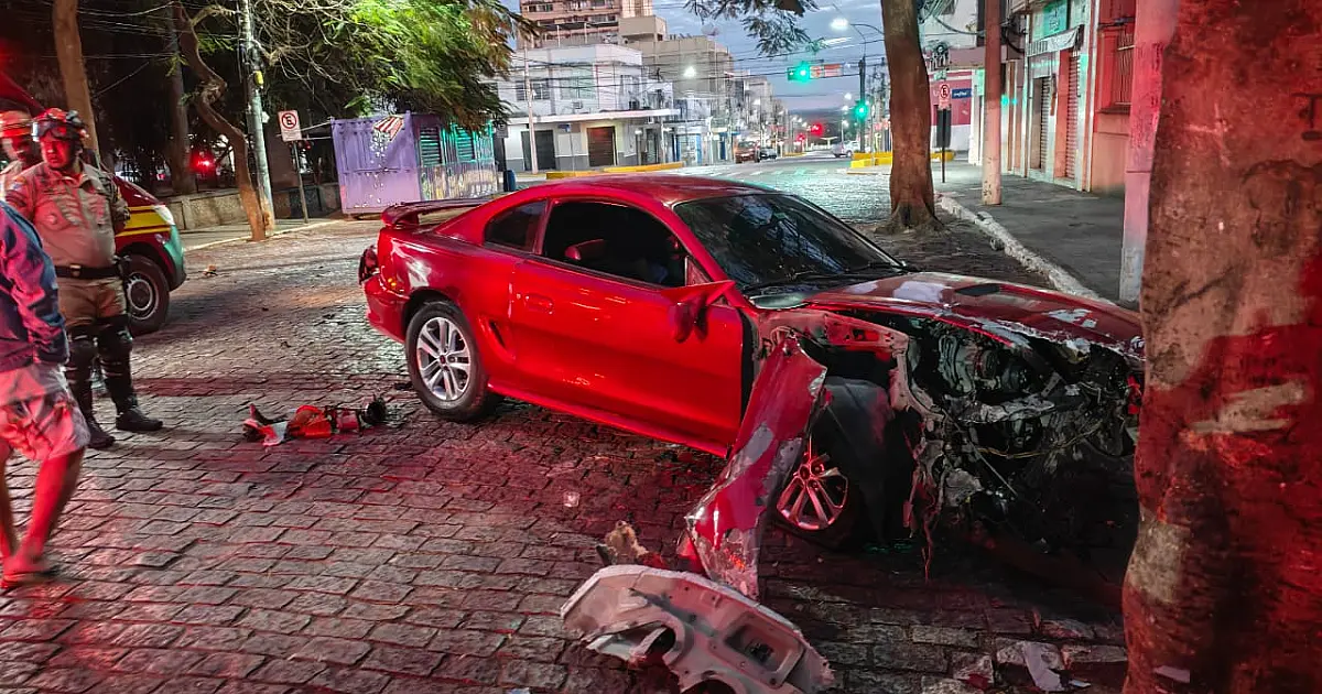 Motorista abandona o carro após colidir em árvore no centro