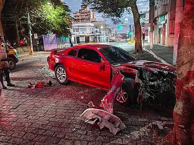 Motorista abandona o carro após colidir em árvore no centro