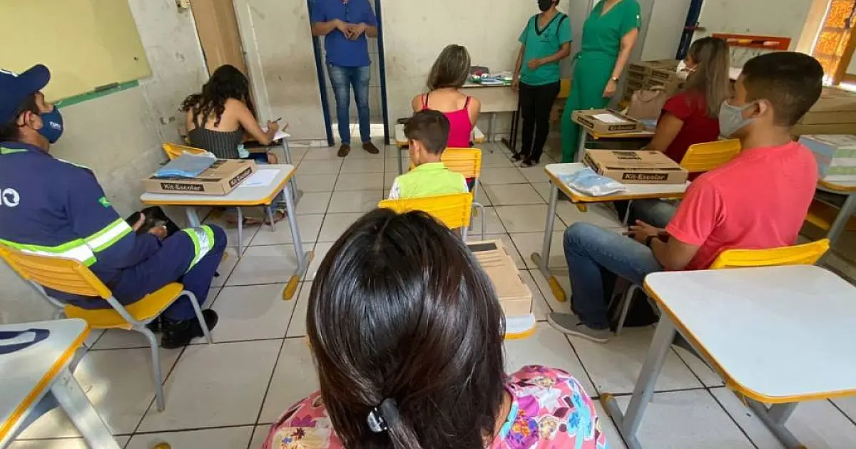 Reme retoma aulas com entrega de uniformes e kits de material em escolas
