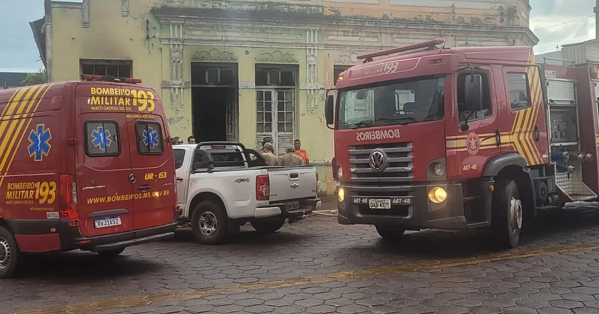 Incêndio em casarão abandonado mobiliza Bombeiros em Corumbá
