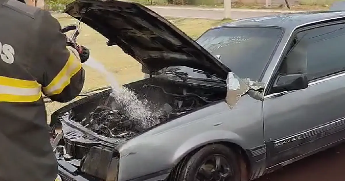 Fogo no motor surpreende motorista no Centro América