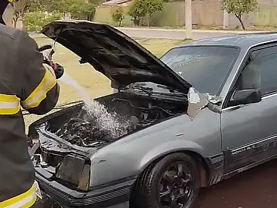 Fogo no motor surpreende motorista no Centro América