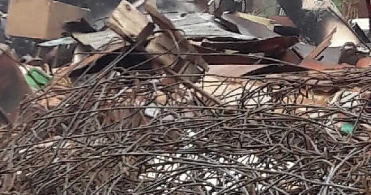 Incêndio destroi depósito de ferro velho