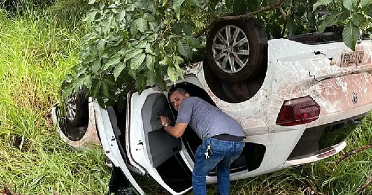 Aquaplanagem capota carro com a deputada Bia Cavassa  na BR 262