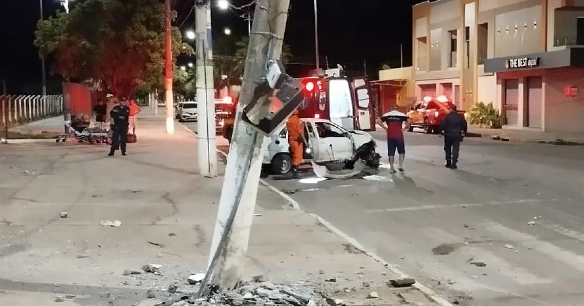 Motorista derruba árvore e colide em poste na Porto Carreiro