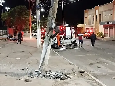 Motorista derruba árvore e colide em poste na Porto Carreiro