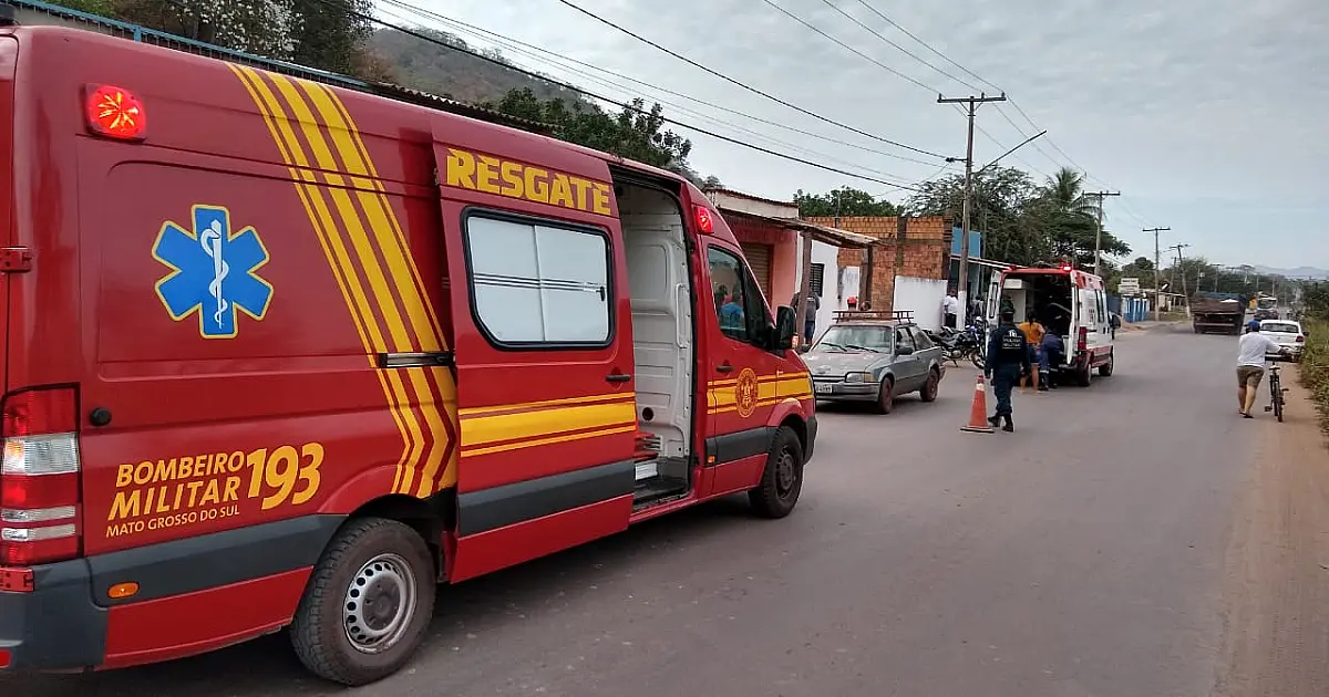 Colisão de carro e moto deixa homem ferido