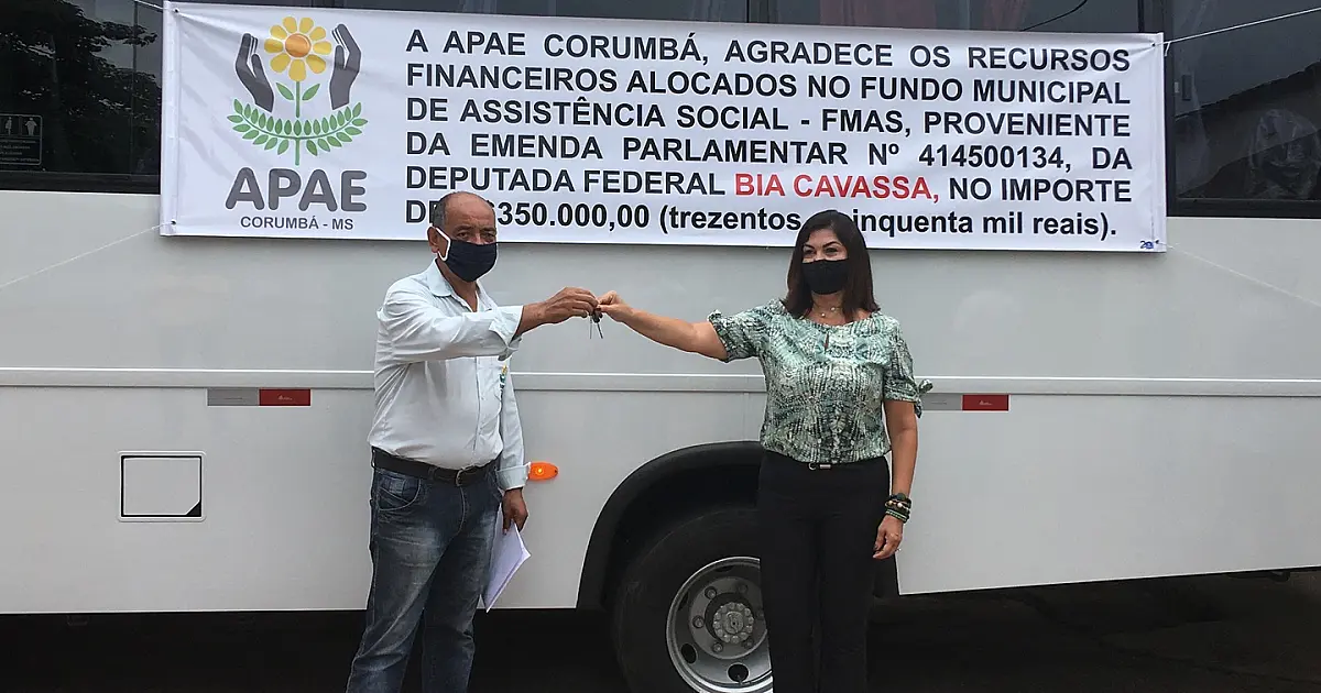 Bia Cavassa entrega micro-ônibus e equipamentos a Apae