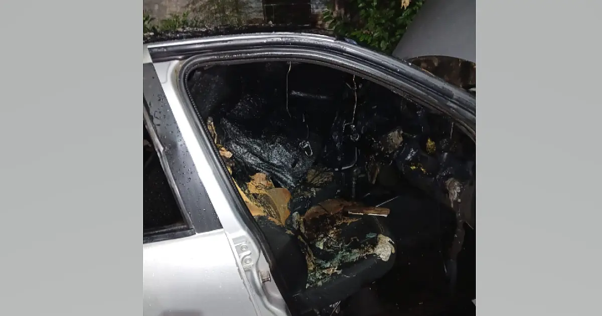 Carro é incendiado em Ladário e morador desconfia de ação criminosa