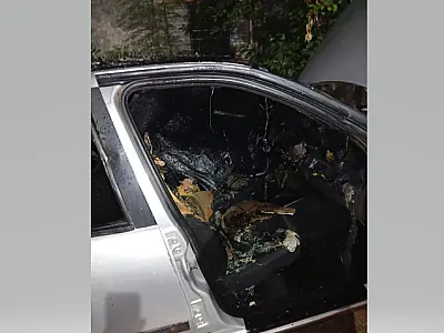 Carro é incendiado em Ladário e morador desconfia de ação criminosa