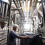 Indústria nacional varia 0,1% em março e acumula alta de 3,1% em 2026