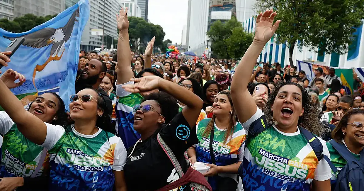 Evangélicos crescem e representam mais de um quarto da população
