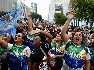 Evangélicos crescem e representam mais de um quarto da população