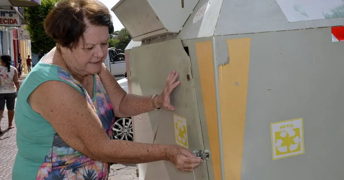 Moradora dá exemplo para mudar hábitos com contêineres da coleta seletiva