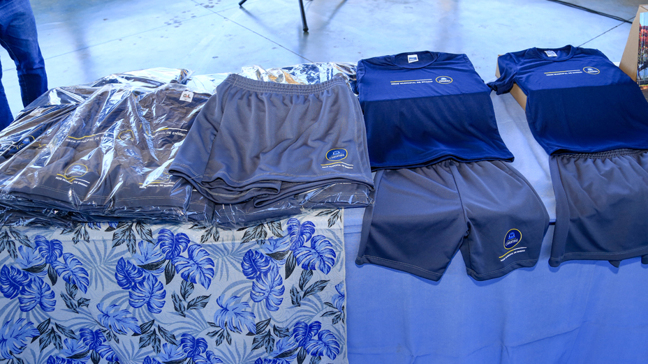 Camisetas, bermudas e shorts saias do uniforme escolar. (Foto: Renê Marcio Carneiro)