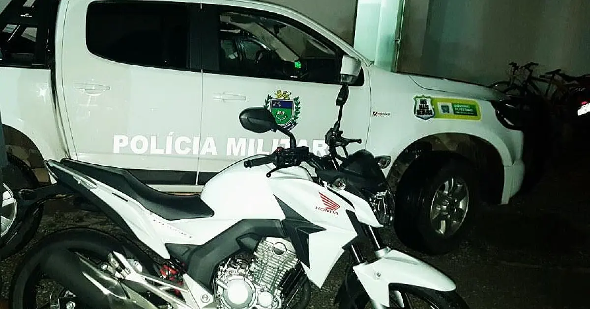 Bandido usa lajota para quebrar vidro de loja e furtar moto