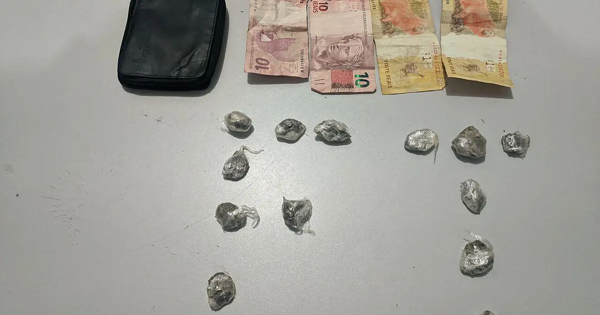 Dupla de menores são presos com maconha e dinheiro de tráfico