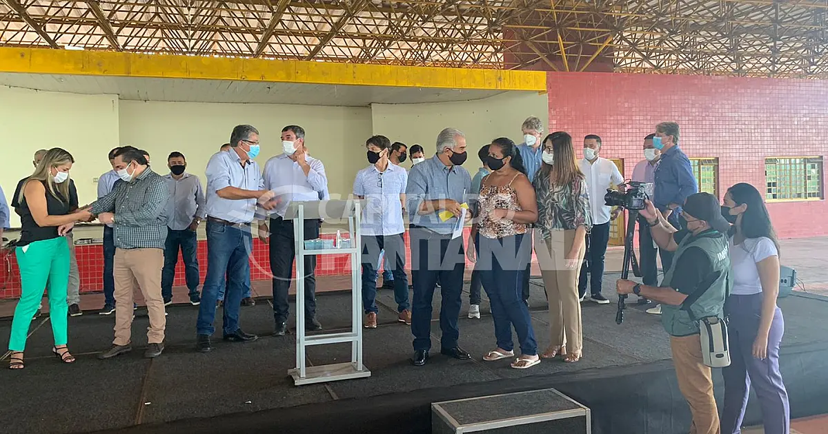 Governador entrega baixa de hipoteca para 97 famílias e anuncia investimentos para Corumbá