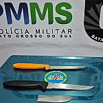 Homem é preso após atacar com faca mãe e esposa