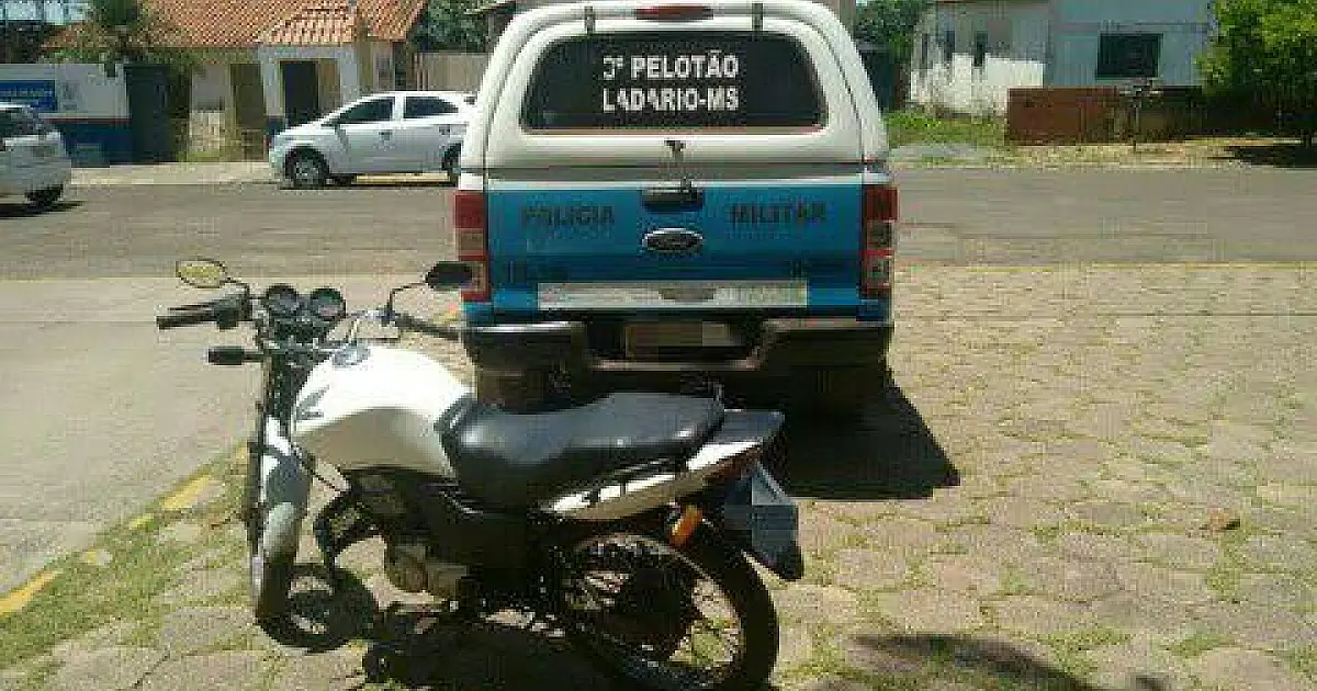 Moto furtada há dois dias é recuperada em casa abandonada