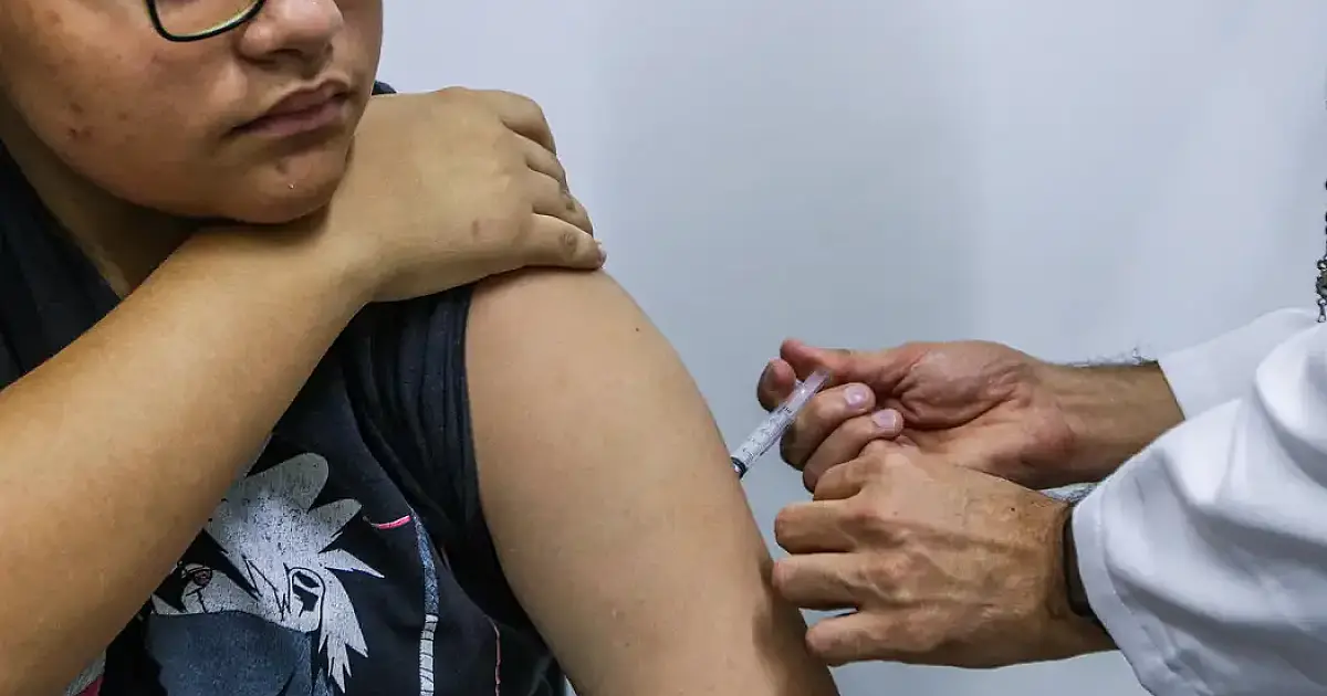 Jovens de 15 a 19 anos podem se vacinar contra HPV até junho de 2026