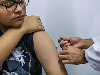 Jovens de 15 a 19 anos podem se vacinar contra HPV até junho de 2026