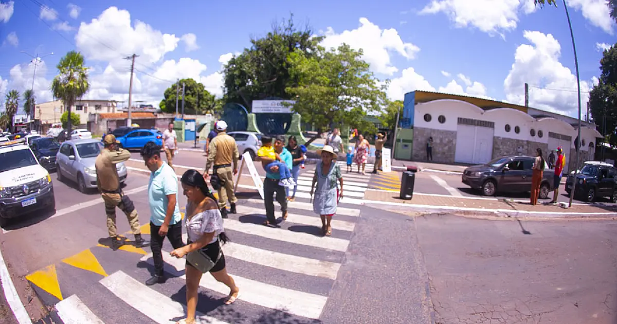 Blitz orienta motoristas e famílias em área escolar de Corumbá