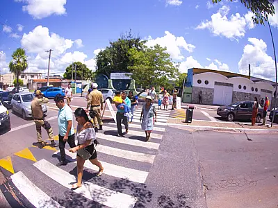 Blitz orienta motoristas e famílias em área escolar de Corumbá