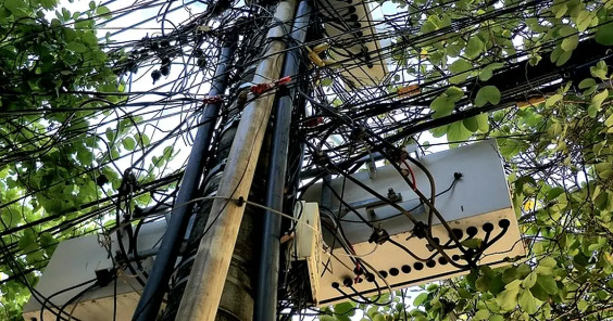 Remoção de cabos desativados é cobrada por vereador na Câmara