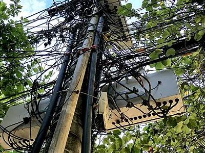 Remoção de cabos desativados é cobrada por vereador na Câmara