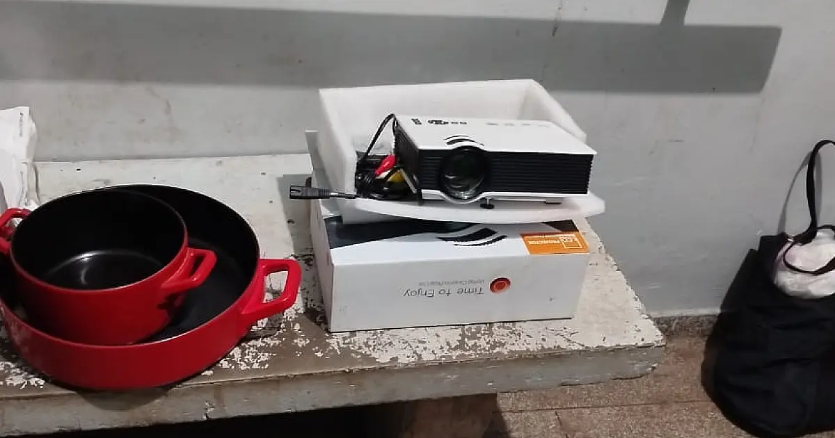 Mulher com mandado de prisão em aberto é detida com objetos furtados