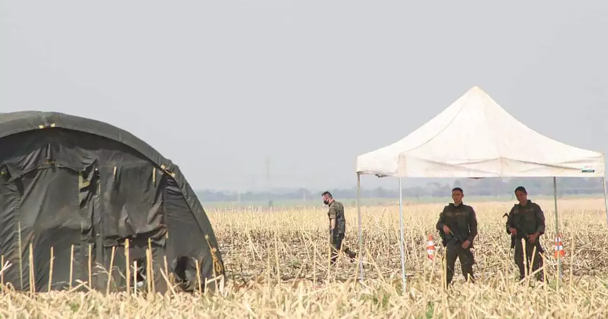Aeronáutica monta acampamento para equipe de Brasília investigar queda de avião