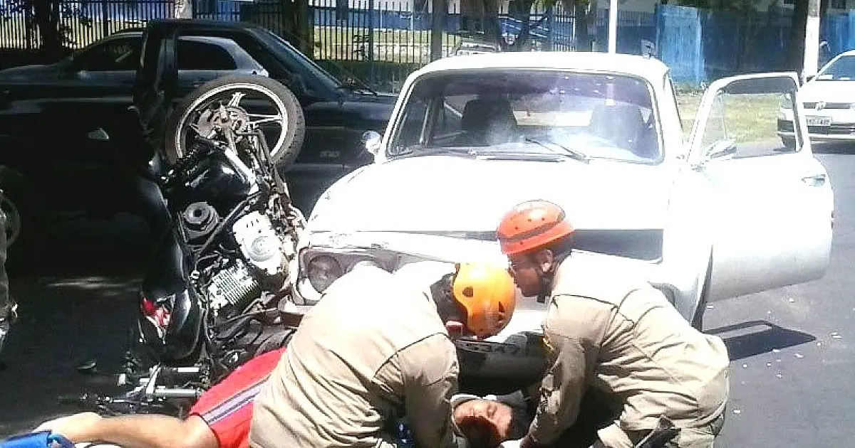 Motociclista entra embaixo de veículo no Dom Bosco