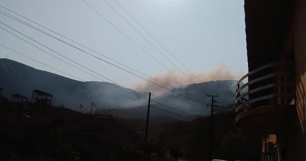 Bombeiros seguem para combater incêndio entre os Morros do Urucum e Santa Cruz