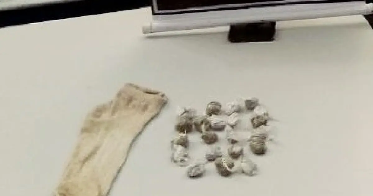Adolescente é apreendido com 21 trouxinhas de maconha