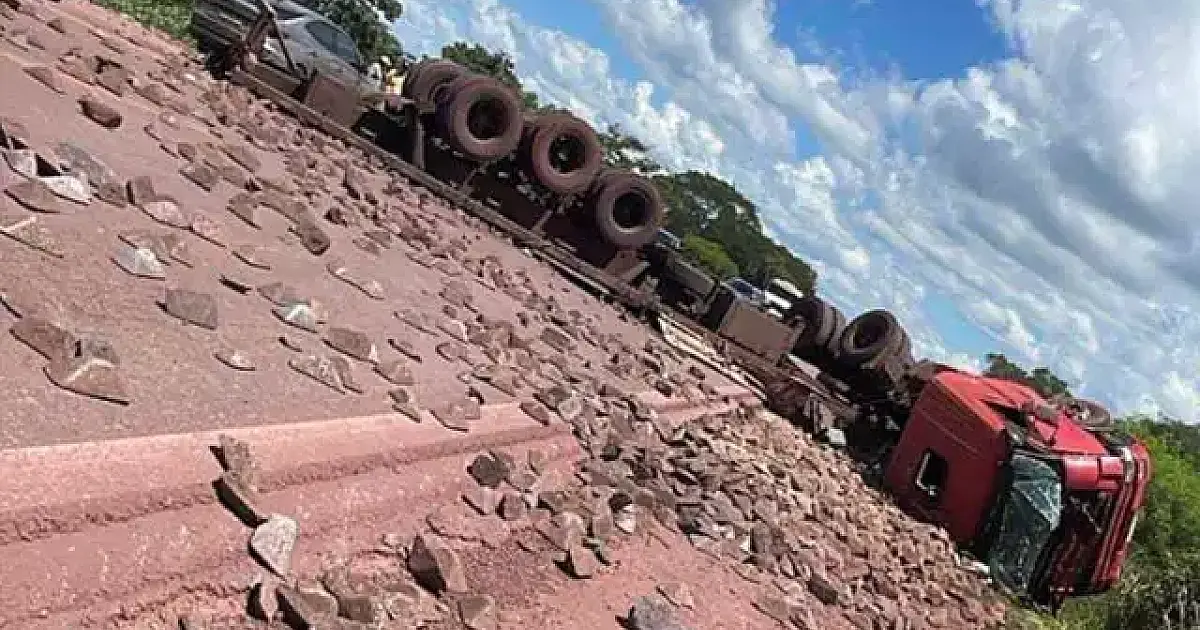 Carreta carregada com minério tomba e interdita BR-262
