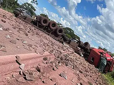 Carreta carregada com minério tomba e interdita BR-262