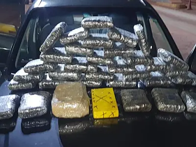 PRF apreende drogas escondidas em carro e prende dois homens em Corumbá