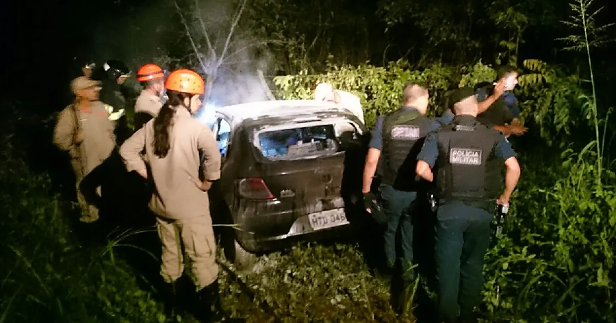 Mulher tem carro roubado e incendiado por dupla criminosa