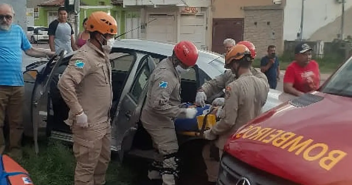 Colisão entre dois carros causa lesão no quadril de motorista