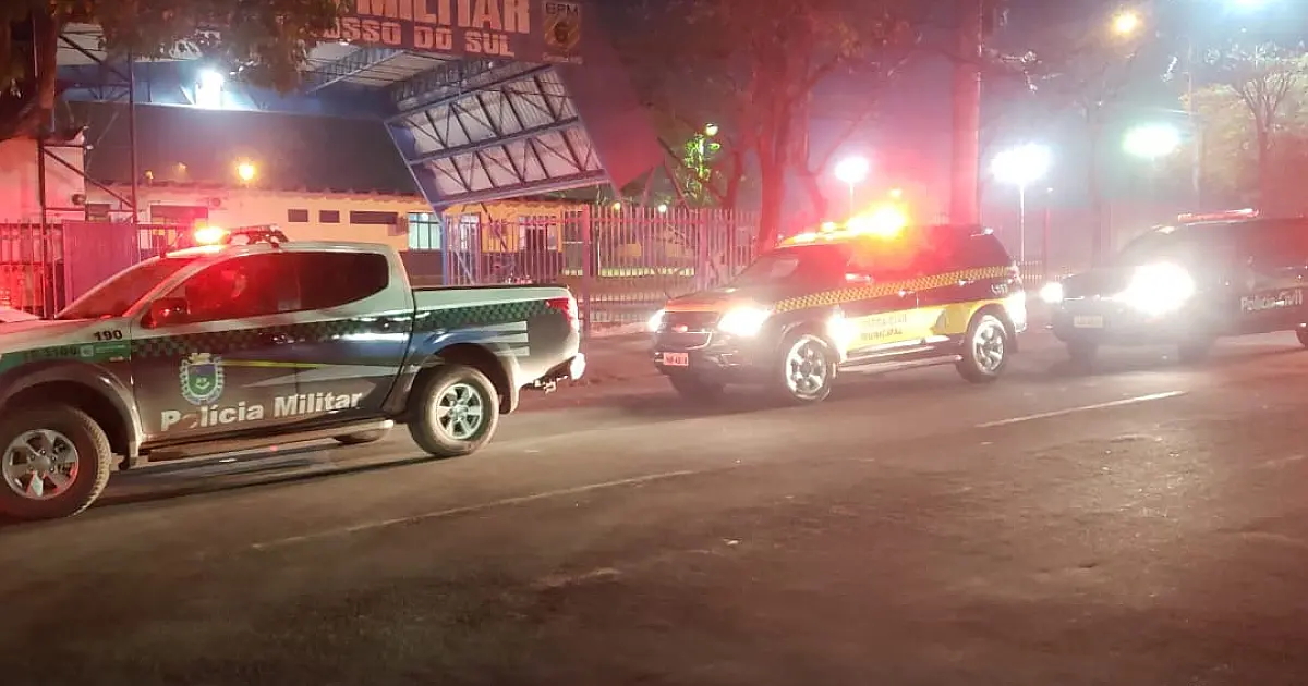 Comboio fiscaliza e faz cumprir toque de recolher em Corumbá