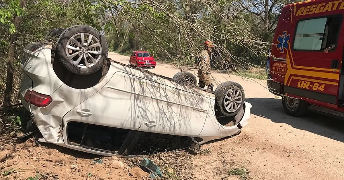 Condutor capota ao desviar de cervo  na Estrada Parque